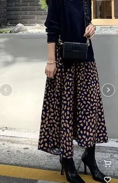 ネイビーとベージュの葉柄ワンピース