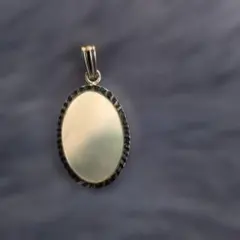 シルバーオーバル型ペンダント 貝殻デザイン