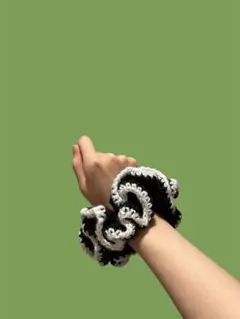 ハンドメイド　かぎ編み　編み物　黒と白のフリルシュシュ