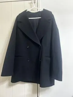 黒いテーラードジャケット