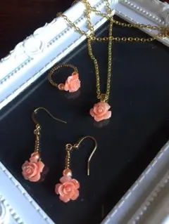 コーラルピンクの薔薇のアクセサリーセット