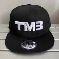 TM3 ロゴ刺繍NEW ERAキャップ 黒