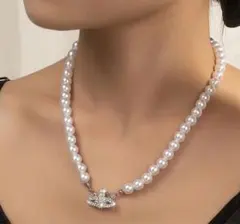 パールとクリスタルのクラウンネックレス