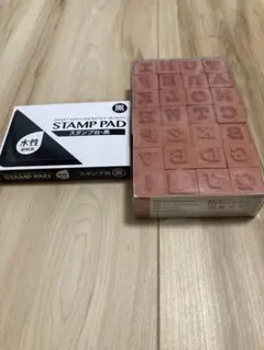 黒のスタンプパッドとアルファベットスタンプセット