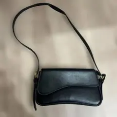 黒の合成皮革ショルダーバッグ
