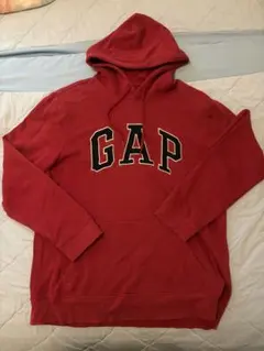 れ*や様 【最値下げ】GAP レッド フード付きパーカーのサムネイル