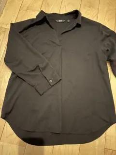 ブラックVネックシャツ