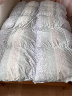 羽毛布団　ダウン85%フェザー15%詰物1.3キロ　150×210 cm