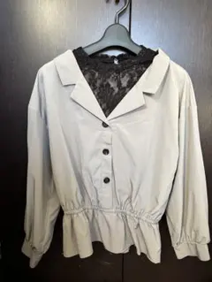 レース襟付きグレー長袖シャツ