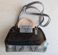 光沢のある黒とヘビ柄のハンドバッグ