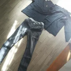 ミキハウスの長袖Tシャツとジーパン、HUSHUSHの長袖Tシャツ