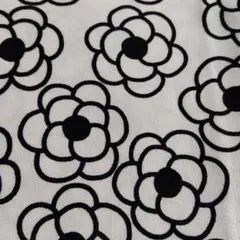 大人気　黒い花柄　生地　 綿