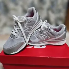 NEW BALANCE シルバー スニーカー 　　新品‼️　Size22.5のサムネイル