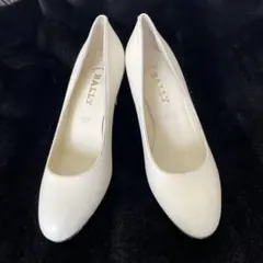 [新品・未使用]BALLY パンプス アイボリー イタリア製　35.5のサムネイル