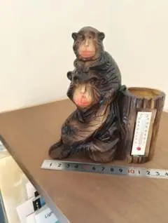 木製風焼き物　 猿のペン立て 親子温度計付き！