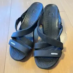 Crocsブラックウェッジサンダル クロスストラップW7 - メルカリ