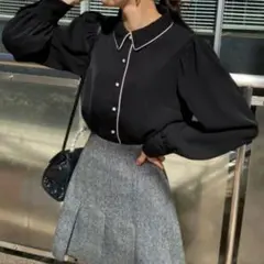 NICE CLAUP パイピングパールボタンブラウス ブラック オフィス服のサムネイル