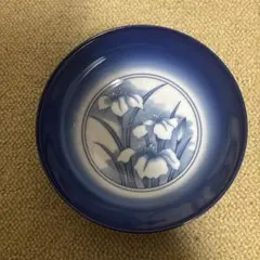 青色の花柄皿