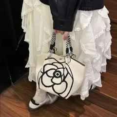 ニットバッグ　花柄　ホワイト×ブラック　ハンドバッグ　ミニトートバッグのサムネイル