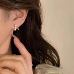 【上品】3連パール イヤリング ゴールド 痛くなりにくい シリコンカバー付き