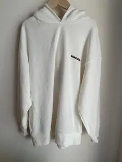 ホワイトフードパーカー ロゴ付き