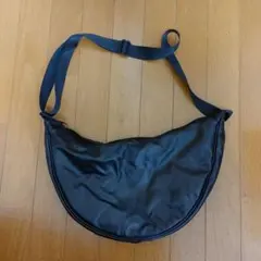 ユニクロ　レザータッチラウンドショルダーバッグ