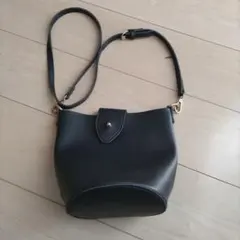 黒い合成皮革ショルダーバッグ