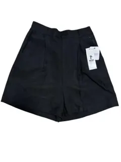 新品 タック入り黒ショートパンツ