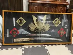 金色の兜と2本の刀の壁掛け