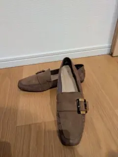 ブラウンバックル付きローファー