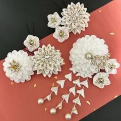 白とゴールドつまみ細工の髪飾り　結婚式　白無垢　成人式　卒業式　かんざし　日本髪