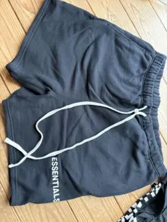 ESSENTIALS ブラック ショートパンツ