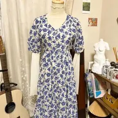 風が連れてきた花 小花柄 Vネック ティアードワンピース 白 青 フレンチシック