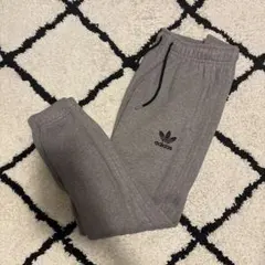 adidas グレー ジョガーパンツ　スウェットパンツ