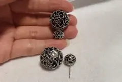 レトロ　シルバー&黒い透かし彫り ボール型 ピアス