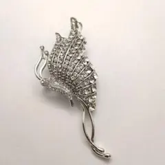 シルバー色　 蝶型ブローチ　 ラインストーンクリスタル装飾