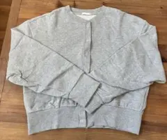 GUグレー ボタン付き クロップドスウェット