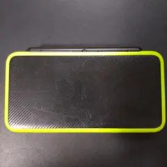 任天堂 Newニンテンドー3DS LL 本体 ブラック×ライム、タッチペンなし。