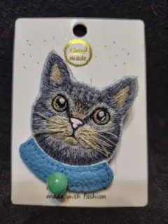 猫刺繍ブローチ緑翡翠つきブローチ