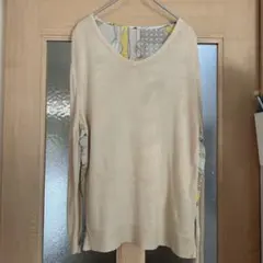 ガリャルダガランテ　クリームベージュ色 Vネック 薄手ニット 長袖