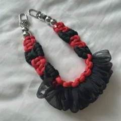 スマホストラップ ハンドストラップ パラコード マクラメ シルバー ビーズ 黒赤
