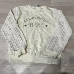刺繍入りクリーム色トレーナー