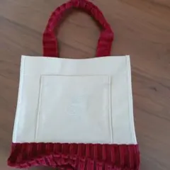 クリーム色と赤のトートバッグ
