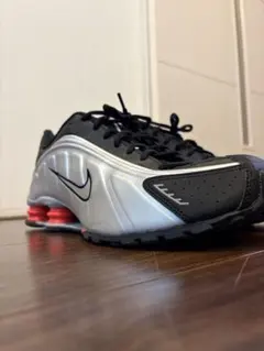 Nike Shox スニーカー シルバー/ブラック/レッド