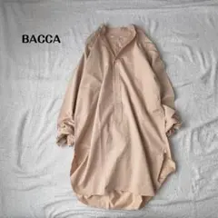【美品】BACCAコットンバックサテンスタンドカラーロングシャツのサムネイル