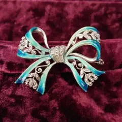 りぼんの形のブローチ