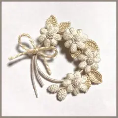 アイボリーのお花のリースブローチ