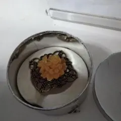 ヴィンテージ風クリーム色の帯留め