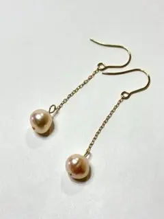 ☆ピンクベージュの淡水パールの揺れる一粒ピアス(サージカルステンレスフック）