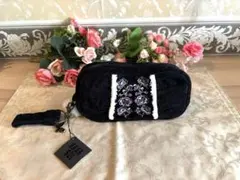 ANNA SUI 黒と紫の刺繍ポーチ　便利なチャーム付き　新品タグ付き